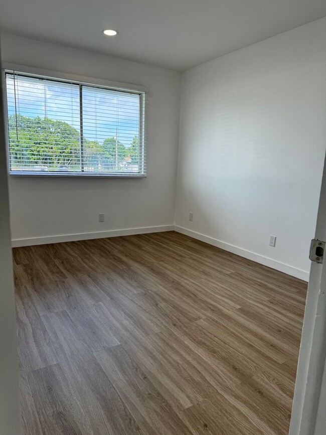 Building Photo - Newly Remodeled 2 Bedrooms - Ask About Our...