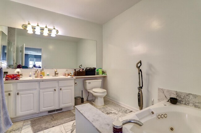 Building Photo - 340 THE Prom