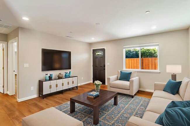 Building Photo - 1958 Woodside Rd