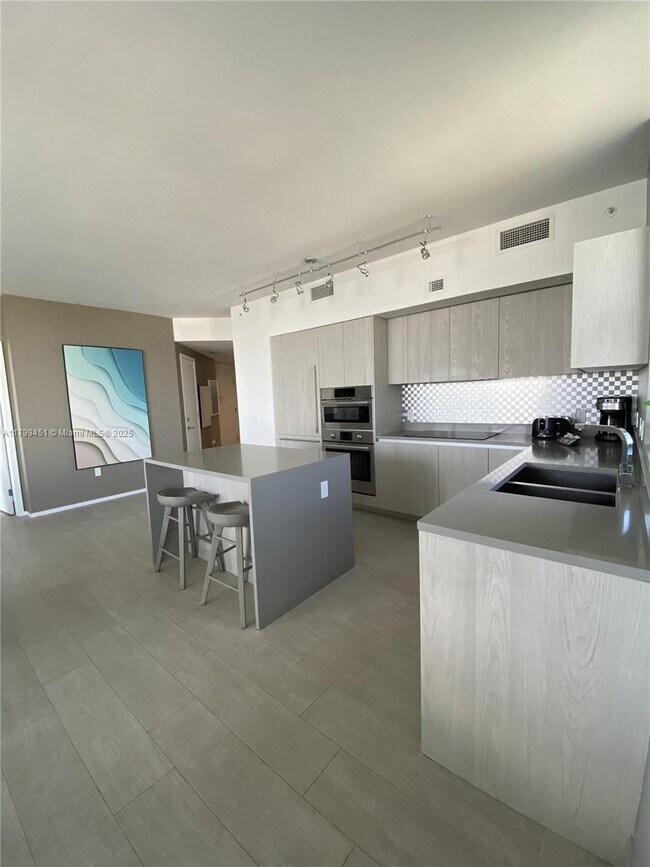 Building Photo - 4010 S Ocean Dr