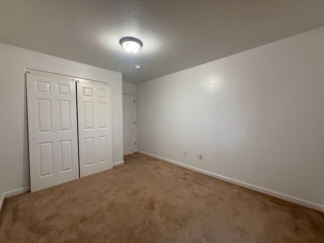 Building Photo - 3-bedrooms and two bathrooms home located in Visalia, CA