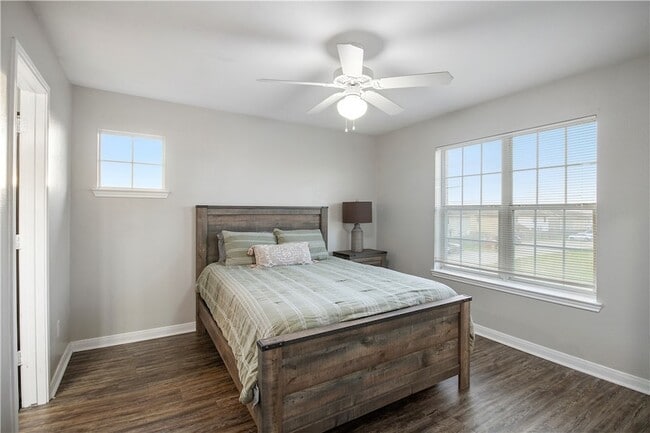 Building Photo - 2903 McLaren Dr