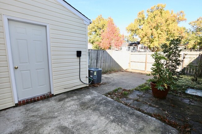 Building Photo - Great Neck Townhome Available NOW! Neutral...