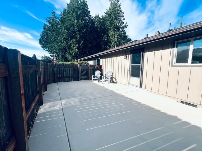 Building Photo - 2 bedroom, 2 bath short term 3-6 month ren...