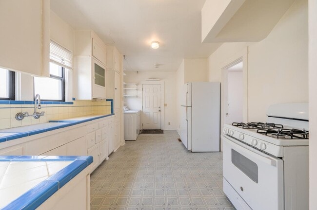 Building Photo - 241 Clay St