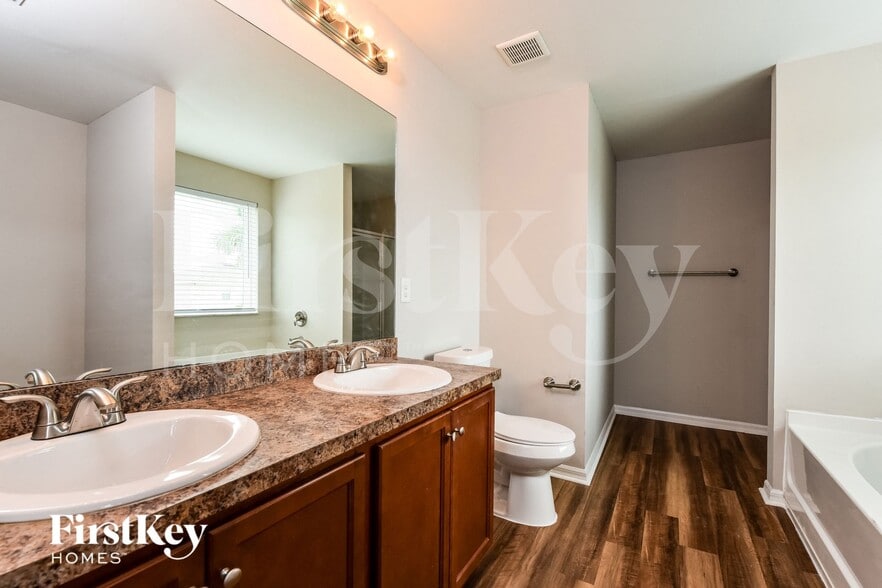 Building Photo - 1414 SW 11th St