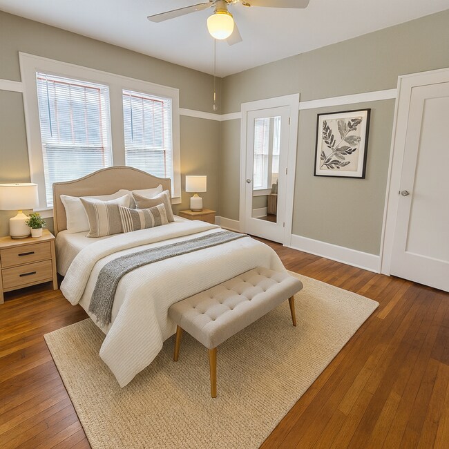 Building Photo - Best located house in West Campus, 6 large bedrooms open floorplan.