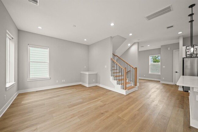 Building Photo - 823 Woodcrest Dr