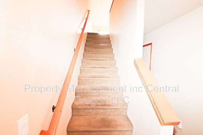 Building Photo - 3041 NE Canoe Ct