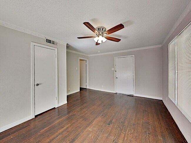 Building Photo - No Application Fee* Plus $250 Off First 2 ...
