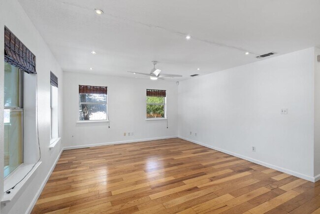 Building Photo - 1211 Delano St
