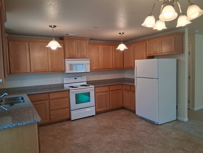 Building Photo - Cute, clean 2 bedroom upstairs apartment with patio.