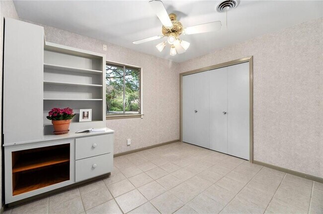 Building Photo - 610 Lancelot Way
