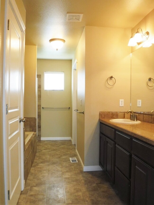 Building Photo - Beautiful 4 bed 2.5 bath home in the perfect Meridian location just off Ustick between Linder and...