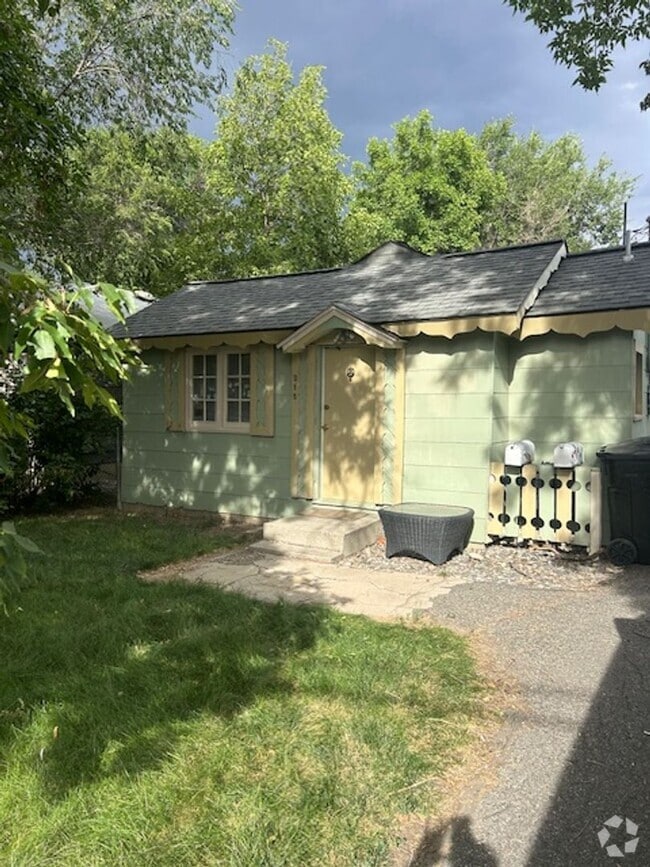 Building Photo - Cozy 2 Bedroom Home with Fenced Yard & Was...