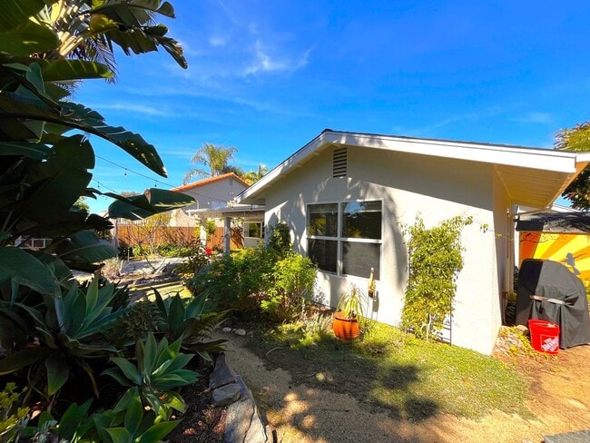 Building Photo - Most Charming Home in La Costa