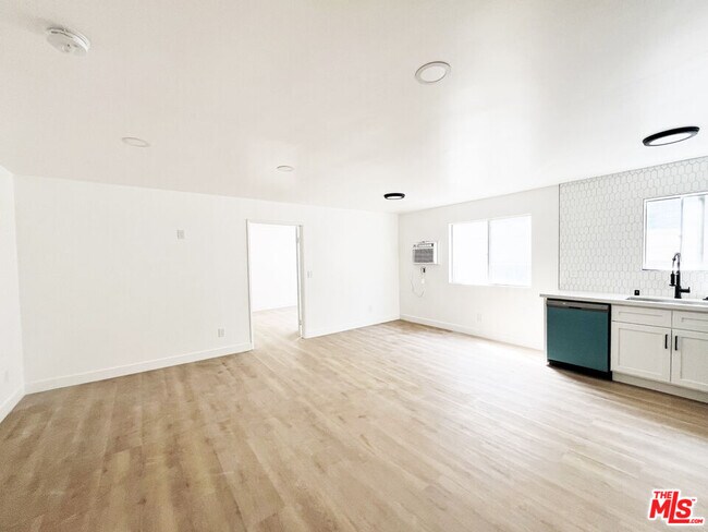 Building Photo - 5440 Carlton Way