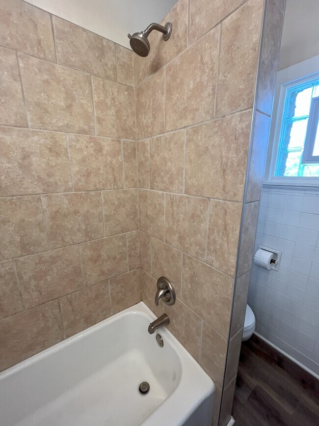 Building Photo - 115 June St