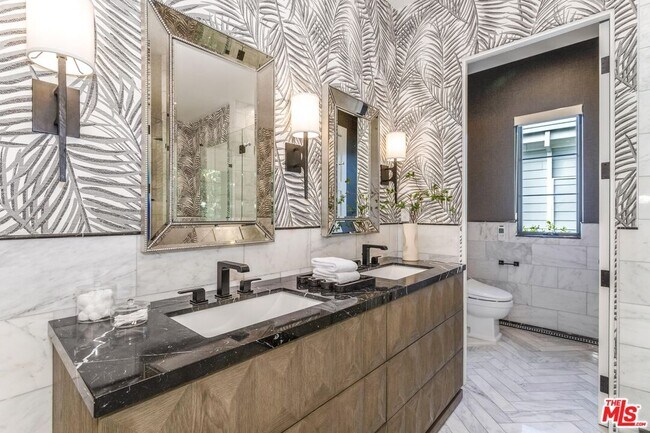 Building Photo - 820 N Vista St