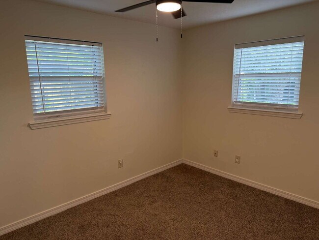 Building Photo - "Charming 3-Bedroom Gem with Granite Touches in Fort Walton Beach"