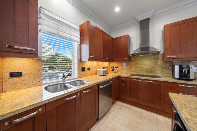 Building Photo - 514 N Birch Rd