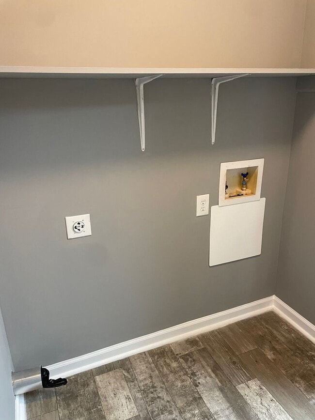 Building Photo - 3-4 Bed with 2 full baths and 2 car garage...