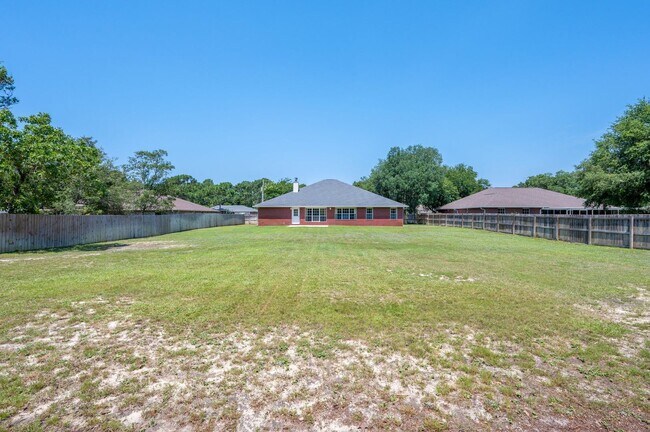 Building Photo - Spacious Home in Navarre!