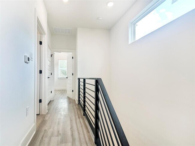 Building Photo - 6107 Begonia Cir