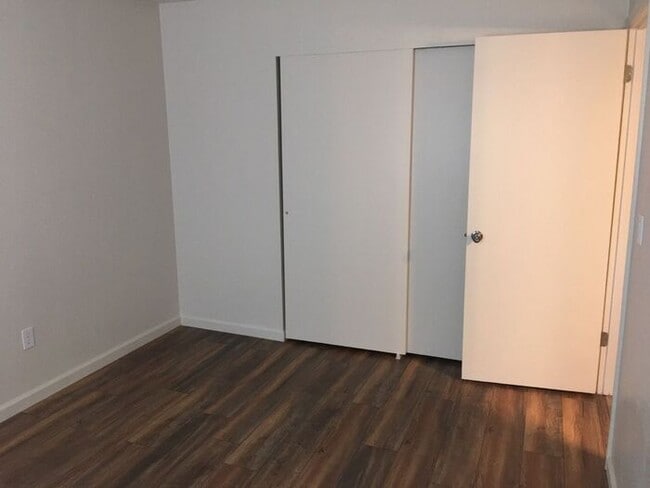 Building Photo - Reno Duplex - Garage, Dishwasher, Washer/Dryer Hookups, Central A/C