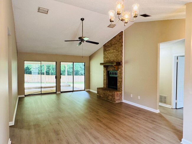 Building Photo - 3- Bedroom Gem !!