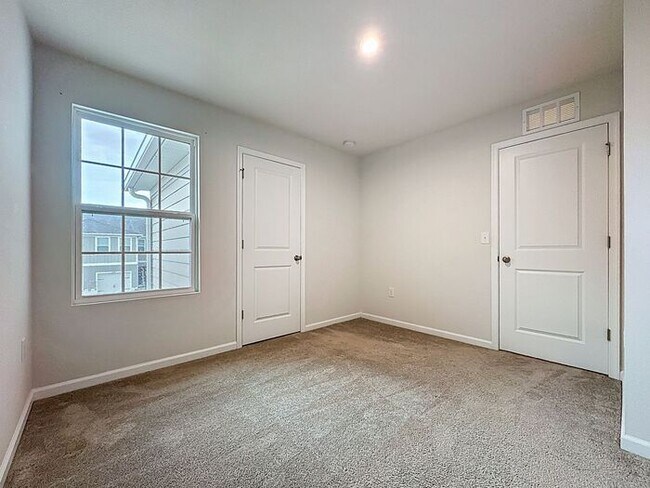 Building Photo - Dream Townhome in Magnolia Grove, Davenport !