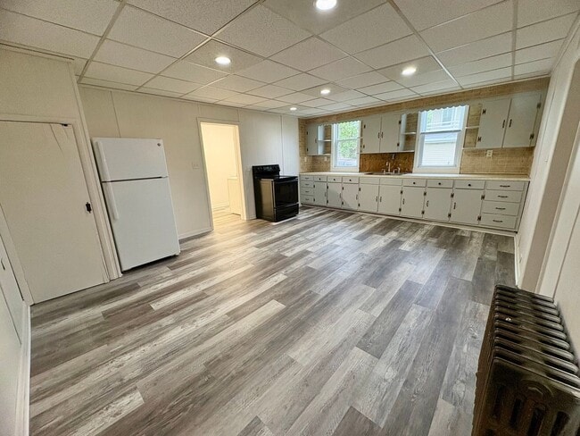Building Photo - 3 Bedroom 1 Bathroom in Lebanon!