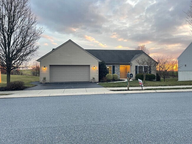 Building Photo - Beautiful 3 bedroom 2 bathroom Rancher in Great Manheim Location!