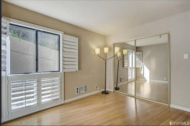 Building Photo - 1 Bed/1 Bath In Pacific Heights with Parking and Roof Deck