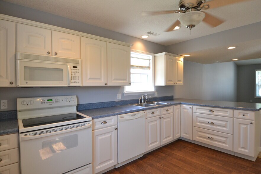 Building Photo - 1900 Salter Pl