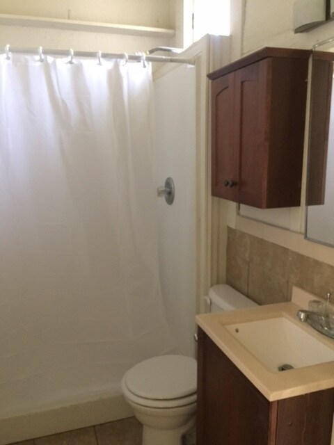 Building Photo - **RESERVE NOW FOR SUMMER 2026* * Great 5 Bedroom house close to Downtown