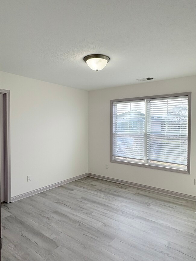 Building Photo - 839 Sweet Bay Ave