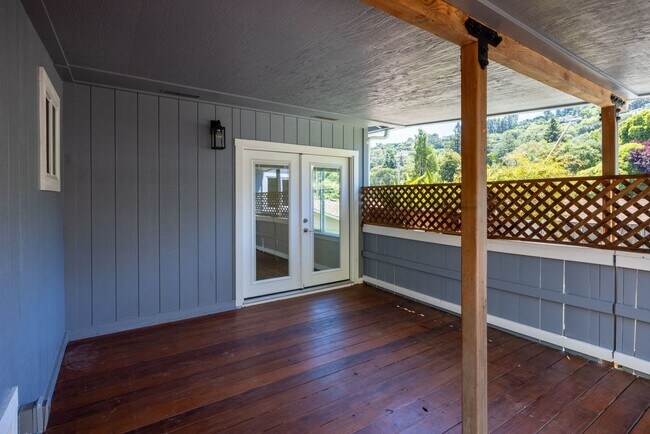 Building Photo - Beautiful Duplex In Highly Desirable San Rafael!