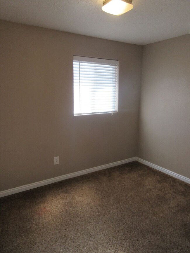Building Photo - 4 bedroom, 2 bathroom apartment