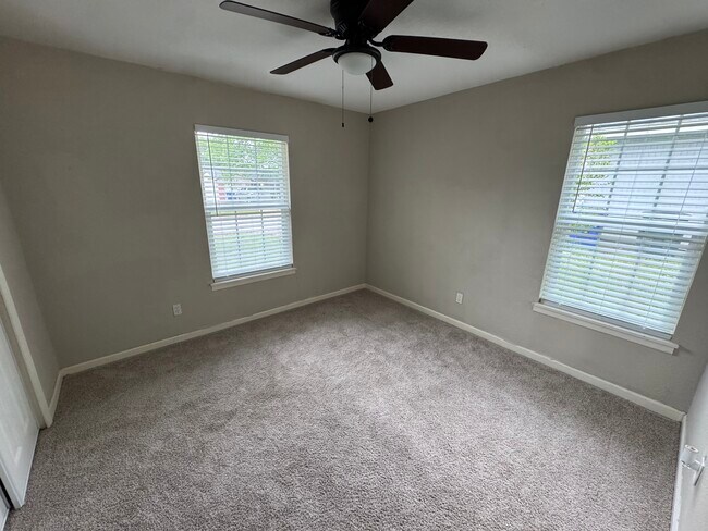 Building Photo - 406 Hillcrest St