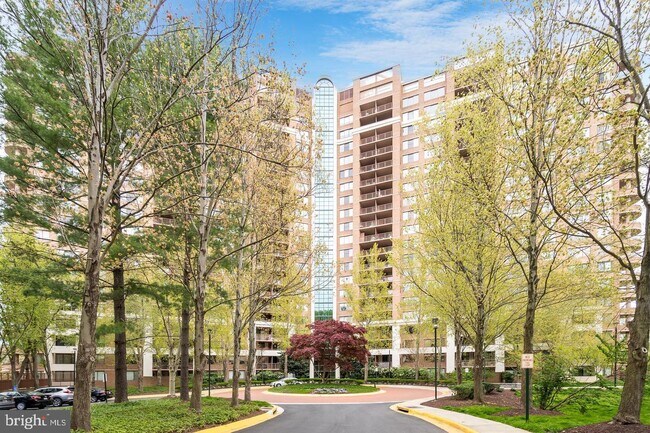 Building Photo - 10101 Grosvenor Pl