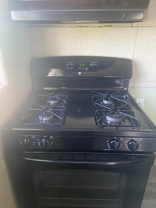 gas stove w/oven - 8113 Laguna Brook Way