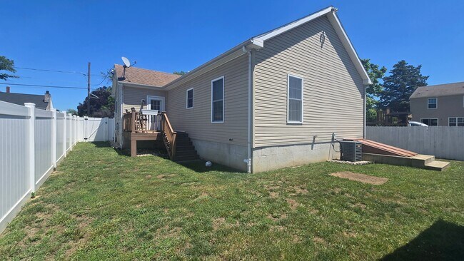 Building Photo - Welcome to this 3 bedroom 3 Bull Bathroom home with a Basement
