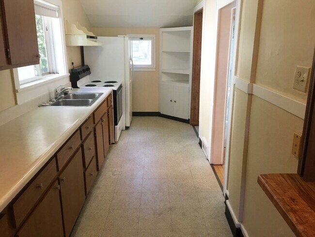 Building Photo - 4-bedroom 1 Bath Single-Family Home Near D...
