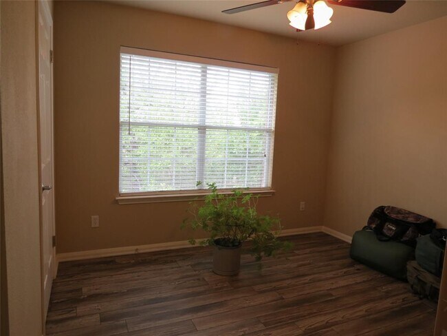 Building Photo - 402 Las Colinas Dr