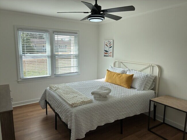Building Photo - 304 Pine Knoll Dr