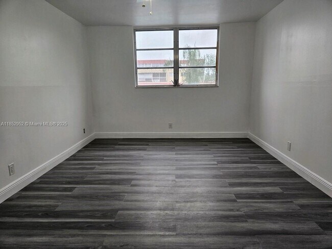 Building Photo - 404 NW 68th Ave