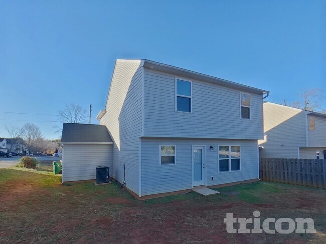 Building Photo - 5819 Hewitt Dr