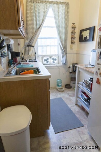 Building Photo - 143 Park Dr