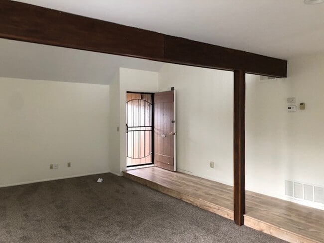 Building Photo - 4 Bed/2.5 Bath  Two Story Home in San Diego